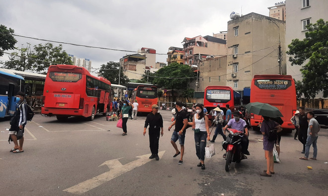 Ngày cuối kỳ nghỉ Lễ 2/9: Người dân lỉnh kỉnh đồ đạc trở về Hà Nội ảnh 1