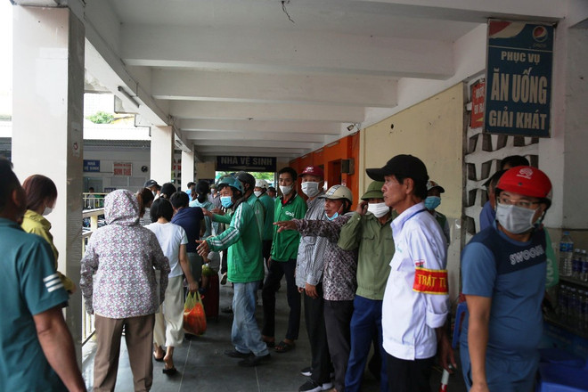 Ngày cuối kỳ nghỉ Lễ 2/9: Người dân lỉnh kỉnh đồ đạc trở về Hà Nội ảnh 8