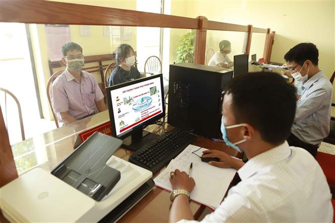Hoạt động tại bộ phận "một cửa" xã Quất Lưu, huyện Bình Xuyên, Vĩnh Phúc. (Ảnh: Hoàng Hùng/TTXVN) Tạo đột phá từ cải cách: Giám sát để giảm chi phí không chính thức ảnh 2
