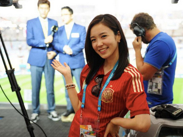 Nữ phóng viên xinh đẹp Hàn Quốc gây cơn sốt ở World Cup 2014 ảnh 1