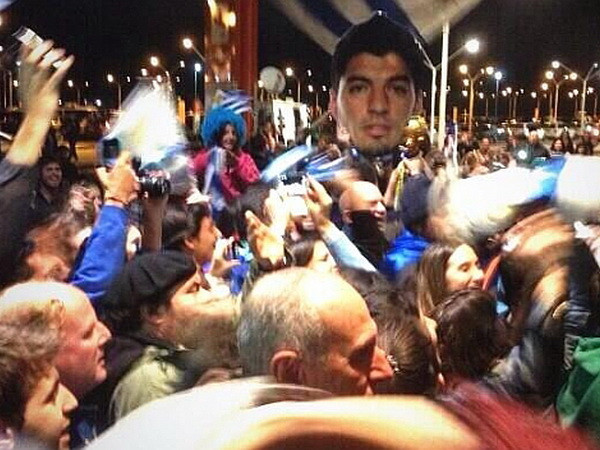 Suarez lại “mất tích” dù hàng trăm người hâm mộ đợi ở quê nhà ảnh 1