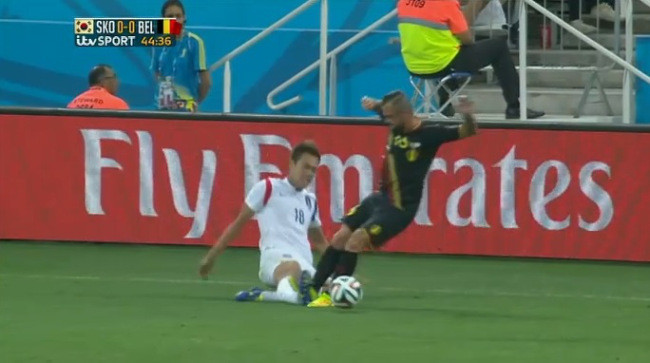 Pha vào bóng triệt hạ đối phương biến Defour thành "hung thần" ảnh 1