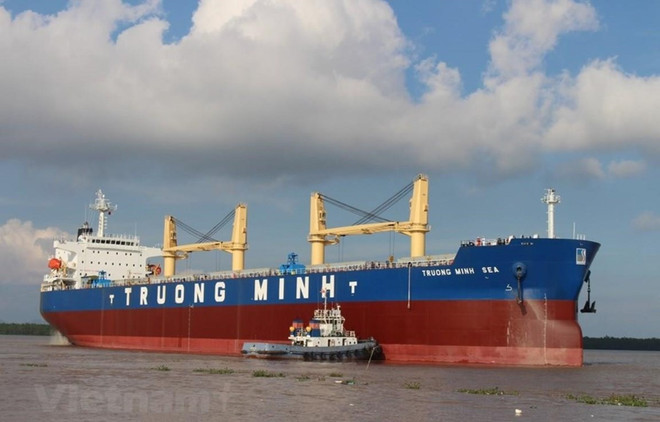 Tàu chở hàng rời Trường Minh có trọng tải 56.200 tấn. (Ảnh: Việt Hùng/Vietnam+) Vận tải biển: 'Chìa khóa' chiếm lĩnh thị trường là hiện đại hóa ảnh 1