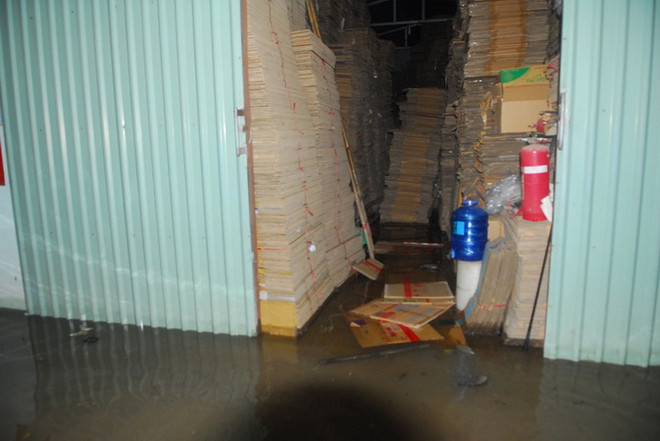 Ứng cứu hàng chục hộ dân trong sự cố vỡ bờ bao tại TPHCM ảnh 1