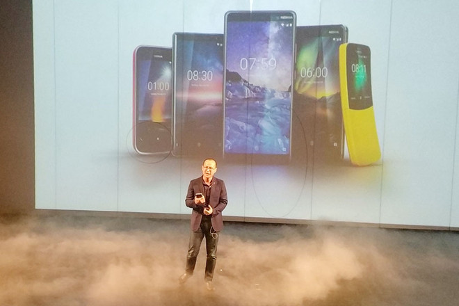 Đại diện HMD Global giới thiệu hai sản phẩm chiến lược Nokia 7 plus và Nokia 6 mới. (Ảnh: T.H/Vietnam+) Cặp smartphone Nokia chiến lược xuất hiện trên thị trường Việt ảnh 1