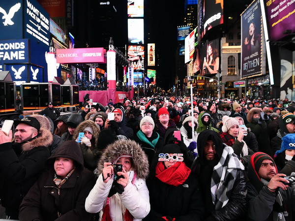 Người dân châu Á và châu Âu hân hoan đón mừng Năm Mới 2015 ảnh 1