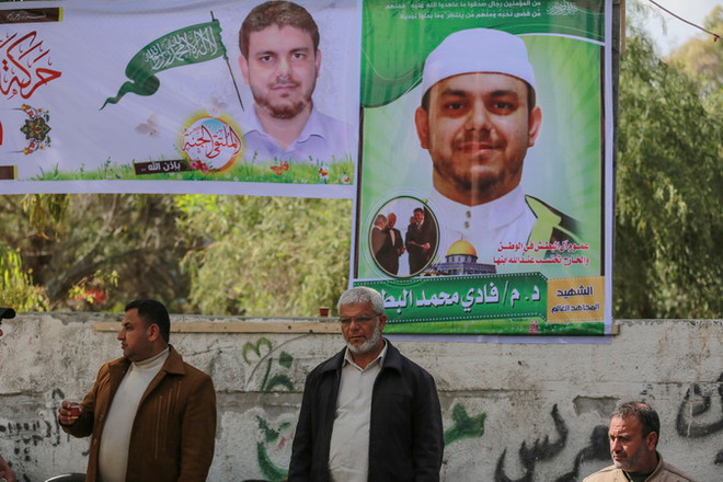 Chân dung giáo sư người Palestine Fadi Mohammad al-Batsh tại thị trấn Jabalia, Dải Gaza ngày 21/4. (Nguồn: THX/TTXVN) Israel khẳng định không liên quan tới vụ ám sát giáo sư al-Batsh ảnh 1