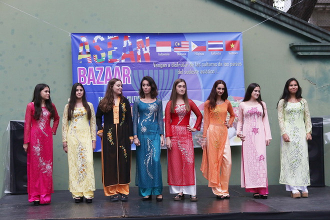 Áo dài Việt Nam tỏa sáng tại hội chợ Bazar các nước ASEAN ở Argentina ảnh 2