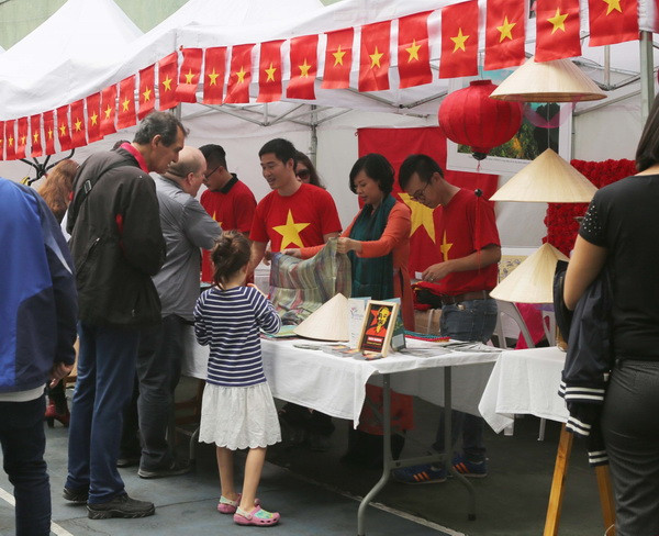 Áo dài Việt Nam tỏa sáng tại hội chợ Bazar các nước ASEAN ở Argentina ảnh 1