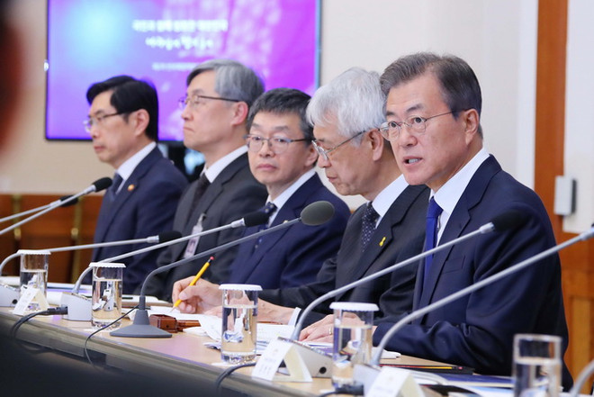 Tổng thống Hàn Quốc Moon Jae-in (phải) trong cuộc họp tại thủ đô Seoul ngày 18/4. (Nguồn: Yonhap/TTXVN) Hàn Quốc rà soát chương trình nghị sự cho cuộc gặp thượng đỉnh ảnh 1
