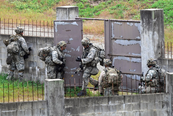 Binh sỹ trong cuộc tập trận chung Hàn Quốc - Mỹ tại Pocheon, Hàn Quốc ngày 19/9/2017. (Nguồn: AFP/TTXVN) Hàn-Mỹ tiến hành cuộc tập trận Giải pháp then chốt như kế hoạch ảnh 1
