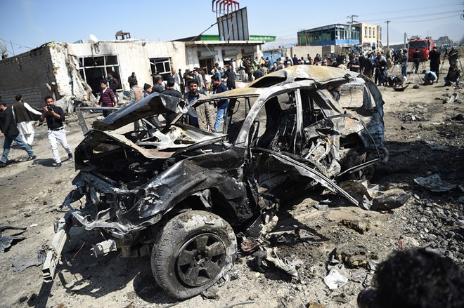 Hiện trường một vụ đánh bom tại Kabul, Afghanistan ngày 17/3. (Nguồn: AFP/TTXVN) Đánh bom tại trung tâm đăng ký bầu cử Afghanistan làm 4 người tử vong ảnh 1