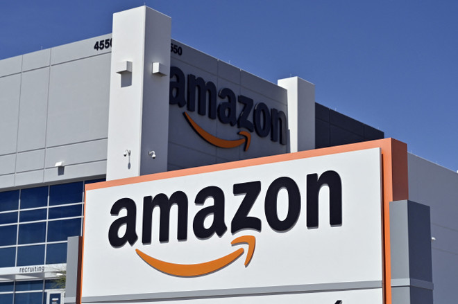 Biểu tượng của Tập đoàn công nghệ và thương mại điện tử Amazon tại trung tâm phân phối ở Las Vegas, Nevada, Mỹ. (Ảnh: AFP/TTXVN) Thương mại điện tử và kinh tế số: Tăng trưởng chưa từng có tiền lệ ảnh 2