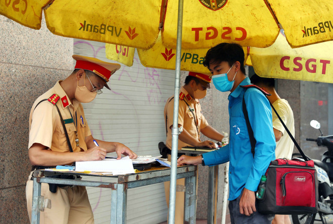 Hà Nội siết chặt kiểm tra người ra đường, xử lý nghiêm các vi phạm ảnh 1