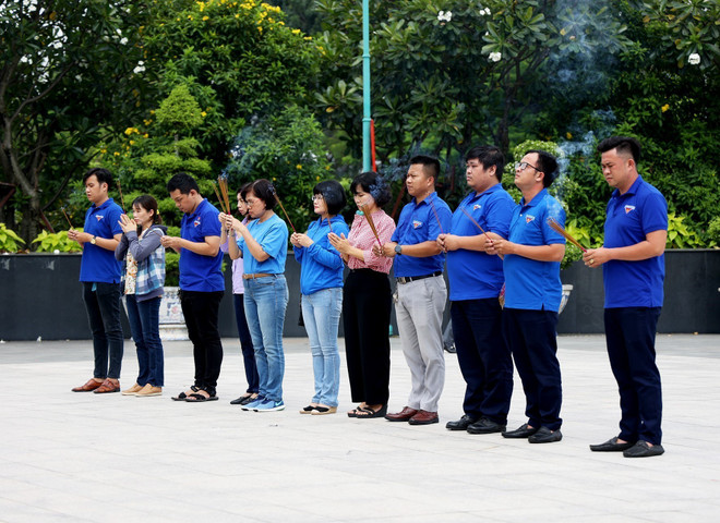 Đại diện Đảng ủy, đoàn viên Cơ quan TTXVN khu vực phía Nam dâng hương tưởng nhớ các Mẹ Việt Nam Anh hùng, các anh hùng, liệt sỹ tại Nghĩa trang Liệt sỹ Thành phố Hồ Chí Minh. (Ảnh: Hồng Đạt/TTXVN) Tuổi trẻ Thông tấn xã Việt Nam với hành trình về địa chỉ đỏ ảnh 3