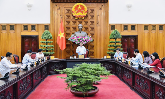 Thủ tướng Phạm Minh Chính chủ trì cuộc họp. (Ảnh: Dương Giang/TTXVN) Thủ tướng chủ trì họp điều hành kinh tế sau khi Fed tăng lãi suất ảnh 2