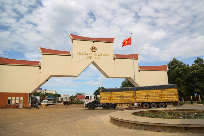 Cửa khẩu Xa Mát (Tây Ninh) là đầu mối giao thương với Campuchia. (Ảnh: Giang Phương/TTXVN) TTXVN_3005cuakhauXamatTayninhDongnambo.jpg