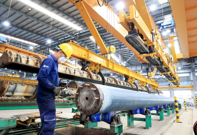 Hoạt động sản xuất tại xưởng sản xuất trụ bêtông ly tâm của doanh nghiệp có vốn FDI tại Khu công nghiệp chuyên sâu Phú Mỹ 3, thị xã Phú Mỹ, tỉnh Bà Rịa-Vũng Tàu. (Ảnh: Hồng Đạt/TTXVN) TTXVN_3005BariavungtauDongnambo.jpg