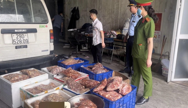 Lực lượng Quản lý Thị trường kiểm tra an toàn thực phẩm. (Ảnh: PV/Vietnam+) 3005antoanthucpham.jpg