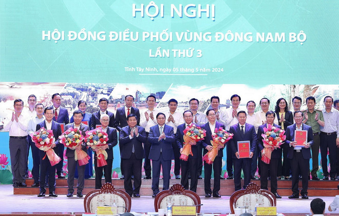 Thủ tướng Phạm Minh Chính trao Quyết định phê duyệt Quy hoạch vùng Đông Nam Bộ cho lãnh đạo các tỉnh, thành phố. (Ảnh: Dương Giang/TTXVN) TTXVN_3005ThutuongDongnambo.jpg