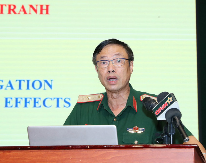 Thiếu tướng, Phó Giáo sư, tiến sỹ Ngô Văn Giao, Cục trưởng Cục Khoa học quân sự - Bộ Quốc phòng, Ủy viên Thường trực Cơ quan Thường trực Ban Chỉ đạo Quốc gia khắc phục hậu quả bom mìn và chất độc hóa học/dioxin sau chiến tranh ở Việt Nam phát biểu. (Ảnh: Trọng Đức/ TTXVN) TTXVN_3005hoithaodioxin2.jpg