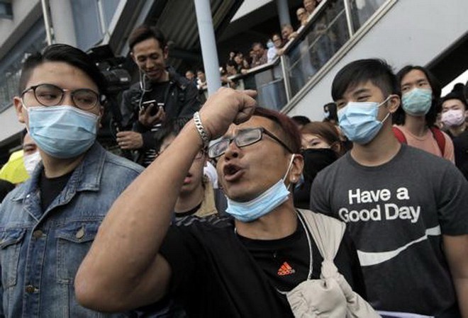 Biểu tình tại Hong Kong nhắm vào người mua hàng Trung Quốc ảnh 1