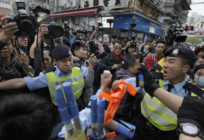 Biểu tình tại Hong Kong nhắm vào người mua hàng Trung Quốc ảnh 2