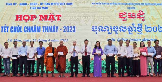 Bí thư Trung ương Đảng, Chủ tịch Ủy ban Trung ương Mặt trận Tổ quốc Việt Nam Đỗ Văn Chiến và Bí thư Tỉnh uỷ, Chủ tịch HĐND tỉnh Cà Mau Nguyễn Tiến Hải trao quà cho 20 đại biểu người có uy tín trong đồng bào dân tộc Khmer tỉnh Cà Mau. (Ảnh: Huỳnh Anh/TTXVN) Tiếp tục chăm lo đời sống cho đồng bào dân tộc Khmer ở Cà Mau ảnh 1