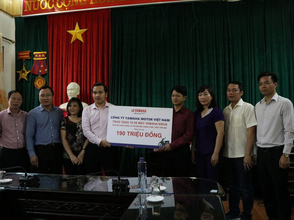 Yamaha tặng 50 xe máy trị giá gần 1 tỷ đồng cho người dân vùng lũ ảnh 1