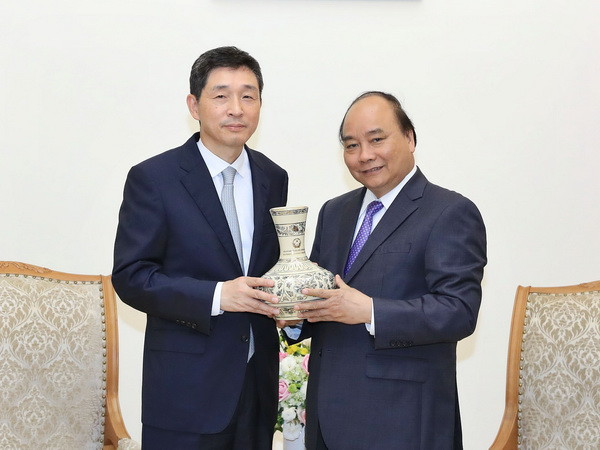 Thủ tướng Nguyễn Xuân Phúc tặng quà lưu niệm Đại sứ Hàn Quốc Lee Hyuk. (Ảnh: Thống Nhất/TTXVN) Việt Nam sẵn sàng tạo điều kiện cho các doanh nghiệp Hàn Quốc đầu tư ảnh 1