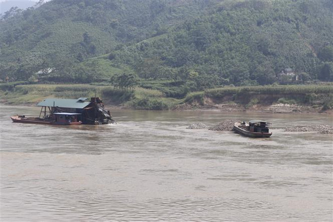 Sớm ngăn chặn tình trạng khai khoáng trái phép trên sông Hồng ảnh 1