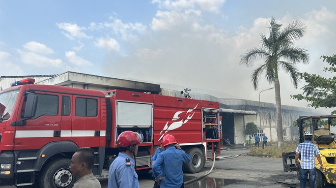 Bình Dương: Công ty giấy ở KCN Nam Tân Uyên bốc cháy dữ dội ảnh 1