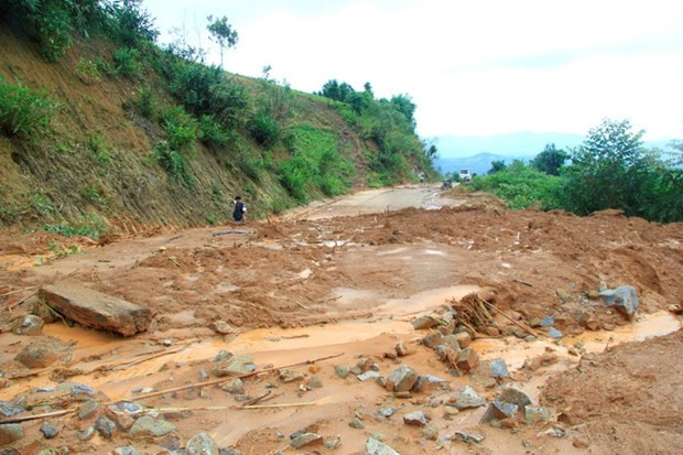 Người dân khắc khoải chờ đợi việc khắc phục sạt lở ở tỉnh lộ 674 ảnh 1