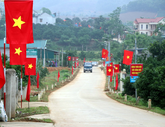 Đường liên xóm xã Phúc Ninh, huyện Yên Sơn được bêtông hóa. (Ảnh Quang Đán/TTXVN) Diện mạo nông thôn mới khởi sắc ở tỉnh miền núi Tuyên Quang ảnh 1