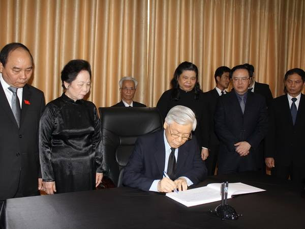 Tổng Bí thư ghi sổ tang, tưởng niệm Chủ tịch Đảng Nhân dân Campuchia ảnh 1