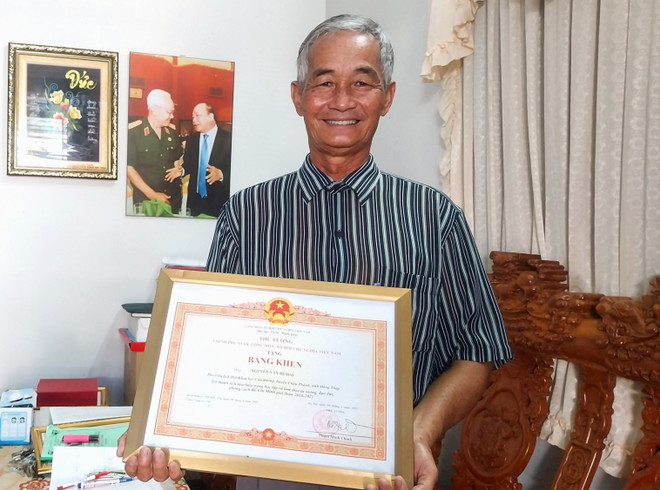 Ông Nguyễn Văn Bé Hai đã nhận được nhiều Bằng khen, Giấy khen của Trung ương và địa phương vì những đóng góp cho sự nghiệp xây dựng, phát triển giao thông. (Ảnh: TTXVN phát) TTXVN_2808caunongthonDongthap3.jpg