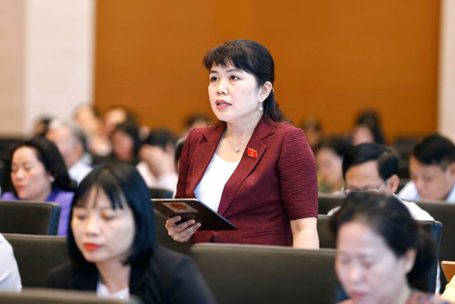 Đại biểu Quốc hội tỉnh Quảng Ninh Nguyễn Thị Thu Hà phát biểu. (Ảnh: Doãn Tấn/TTXVN) TTXVN_2808QHchuyentrach3.jpg