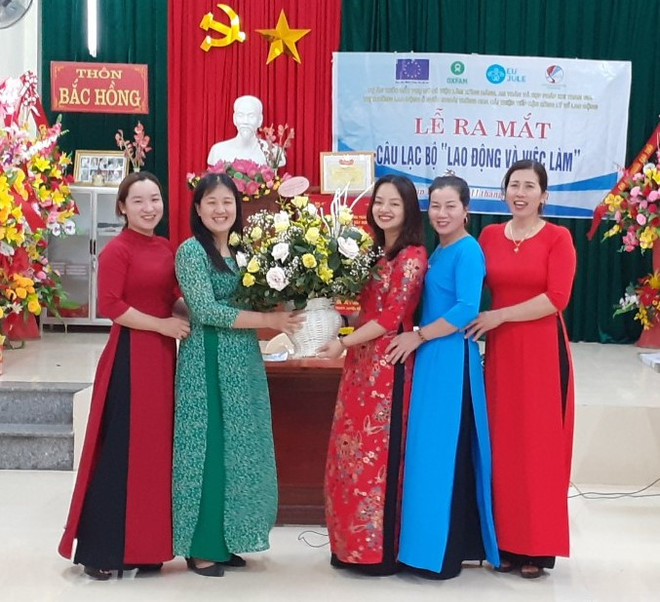 Tặng hoa chúc mừng CLB "Lao động và việc làm" thôn Bắc Hồng-xã Nhân Trạch. (Nguồn: quangbinhwdf.org.vn) Cải thiện tiếp cận công lý, thúc đẩy phụ nữ có việc làm an toàn ảnh 2