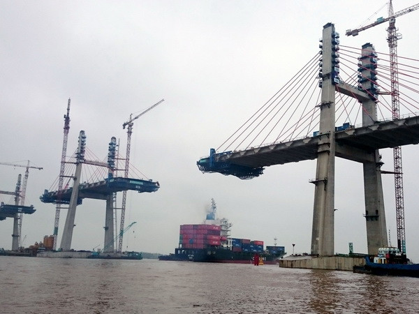 Cầu Bạch Đằng trước khi hợp long. (Ảnh: Văn Đức/TTXVN) Quảng Ninh thay thế nhà thầu chậm tiến độ thi công cầu Bạch Đằng ảnh 1