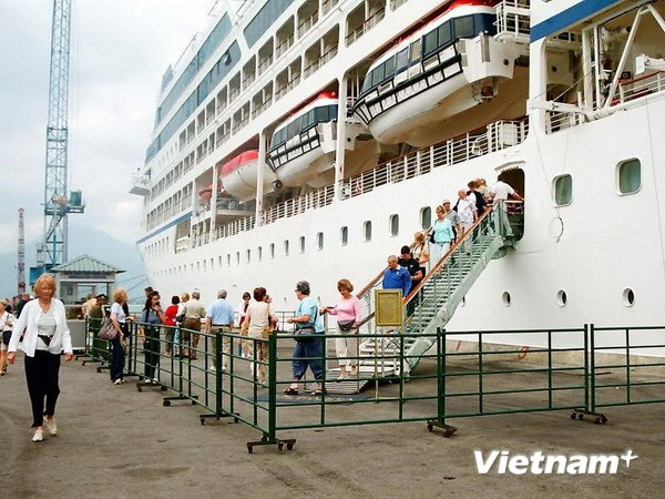2.200 du khách tàu biển Celebrity Millennium cập cảng Hòn Gai ảnh 1