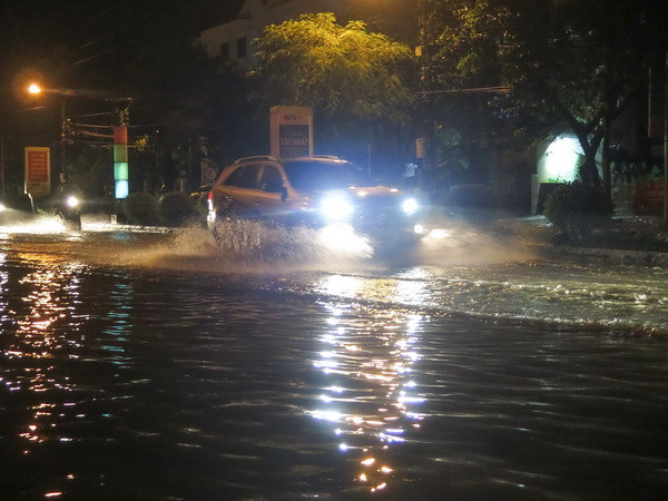 Đêm 28/9 khu vực Hà Nội và các vùng lân cận có mưa dông ảnh 1