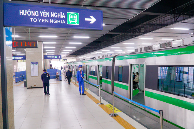 Vé tàu được ngân sách trợ giá, gồm các loại: Vé lượt (8-15 nghìn đồng/lượt, tính theo quãng đường đi), vé ngày (30 nghìn đồng/vé, không hạn chế lượt đi), vé tháng phổ thông (200 nghìn đồng/vé/30 ngày), vé tháng ưu đãi (100.000 đồng/vé dành cho học sinh, sinh viên), vé mua theo hình thức tập thể (30 người trở lên, 140 nghìn đồng/vé) và vé miễn phí (người có vé xe buýt miễn phí). (Ảnh: Minh Hiếu/Vietnam+) Chính thức khánh thành tuyến đường sắt đô thị Cát Linh-Hà Đông ảnh 4