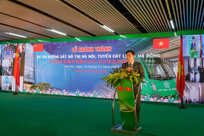Thứ trưởng Bộ giao thông Vận tải Nguyễn Ngọc Đông phát biểu tại buổi Lễ. (Ảnh: Minh Hiếu/Vietnam+) Chính thức khánh thành tuyến đường sắt đô thị Cát Linh-Hà Đông ảnh 2