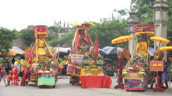 Đoàn rước kiệu của 12 xã, phường tham gia lễ hội. (Ảnh: Khiếu Tư/TTXVN) Thanh Hóa: Đặc sắc Lễ hội bánh chưng, bánh giày truyền thống ảnh 2