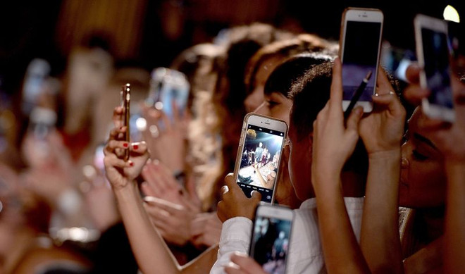 Apple bị cáo buộc cố tình biến iPhone thành “cục gạch” ảnh 1