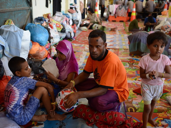 Người di cư Rohingya từ Myanmar tại cảng Langsa ở Aceh ngày 18/5 khi được đưa vào bờ sau nhiều ngày lênh đênh trên biển. (Nguồn: AFP/TTXVN) Malaysia thành lập lực lượng đặc biệt chống buôn người di cư ảnh 1