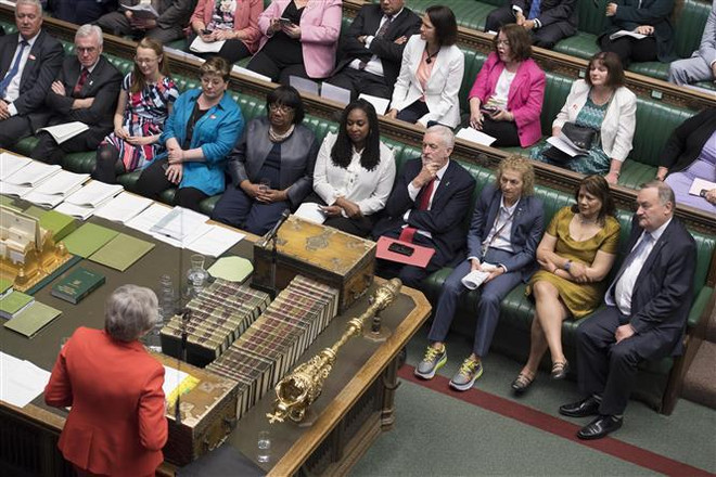 Thủ tướng Anh Theresa May (trái) trong phiên chất vấn tại Hạ viện ở London ngày 15/5/2019. (Ảnh: THX/TTXVN) Thỏa thuận Brexit có thể 'chết' nếu tiếp tục bị Hạ viện Anh bác bỏ ảnh 1
