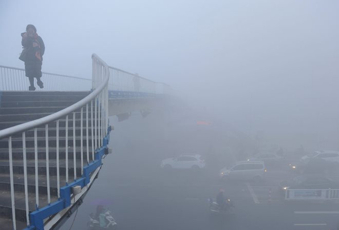 Giao thông tại Trung Quốc tiếp tục hỗn loạn do sương mù dày đặc ảnh 1