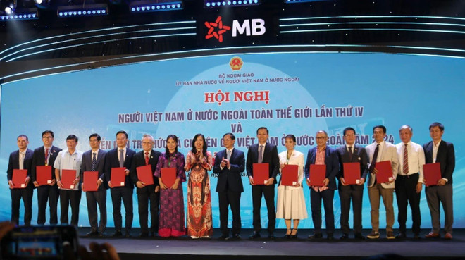 Bộ trưởng Bộ Ngoại giao Bùi Thanh Sơn và Thứ trưởng Bộ Ngoại giao Lê Thị Thu Hằng, Chủ nhiệm Ủy ban Nhà nước về người Việt Nam ở nước ngoài chứng kiến lễ ký kết 10 Biên bản ghi nhớ và Thỏa thuận hợp tác trong khuôn khổ Hội nghị và Diễn đàn năm 2024. (Ảnh: Diệp Trương/TTXVN) ttxvn_hoi_nghi_nguoi_viet_nam_o_nuoc_ngoai_toan_the_gioi_lan_thu_tu_2108-2.jpg