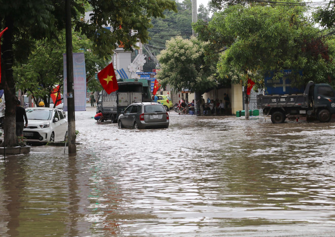Mưa lớn gây sạt lở đất đá và ngập úng cục bộ nhiều nơi ở Lạng Sơn. (Ảnh: Quang Duy/TTXVN) Từ đêm 11-15/5, Bắc Bộ có mưa lớn tập trung vào chiều tối và đêm ảnh 1